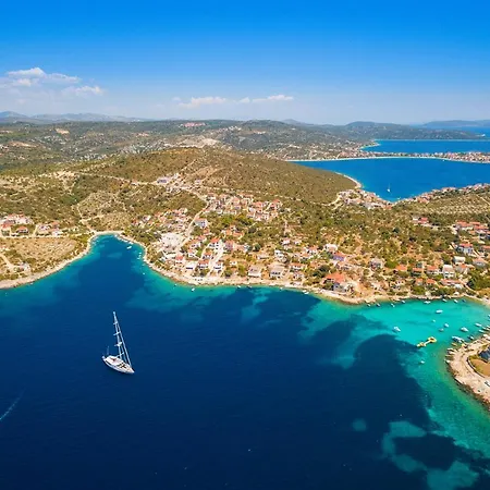 Beachfront Family-friendly House With Hot Tub Kanica - - 16304 Semesterbostad