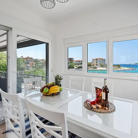 Beachfront Family-friendly House With Hot Tub Kanica - - 16304