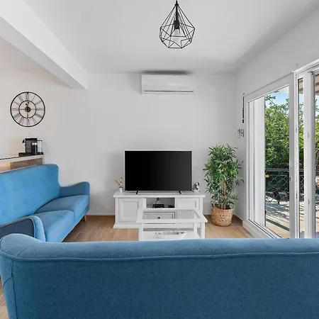Beachfront Family-friendly House With Hot Tub Kanica - - 16304
