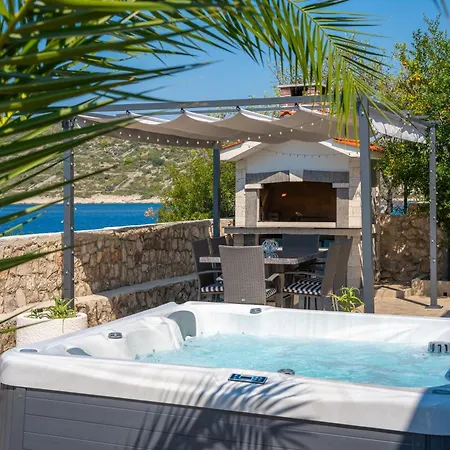 Beachfront Family-friendly House With Hot Tub Kanica - - 16304 Semesterbostad