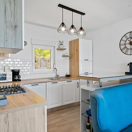 Semesterbostad Beachfront Family-friendly House With Hot Tub Kanica - - 16304