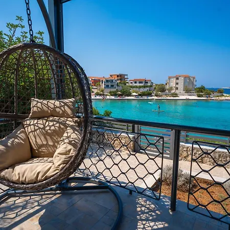Beachfront Family-friendly House With Hot Tub Kanica - - 16304 Semesterbostad