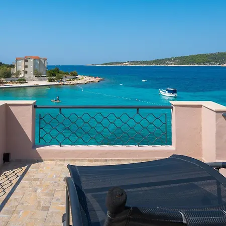 Semesterbostad Beachfront Family-friendly House With Hot Tub Kanica - - 16304 *
