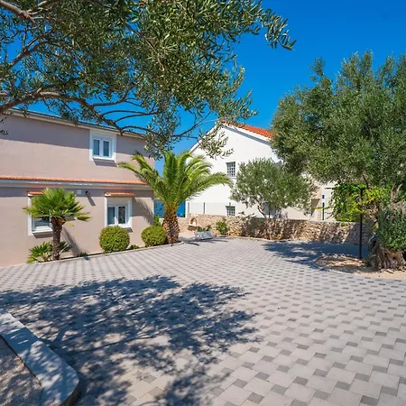Semesterbostad Beachfront Family-friendly House With Hot Tub Kanica - - 16304