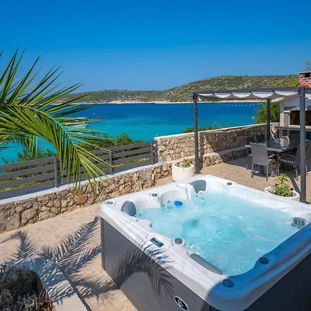 Beachfront Family-friendly House With Hot Tub Kanica - - 16304 Semesterbostad *