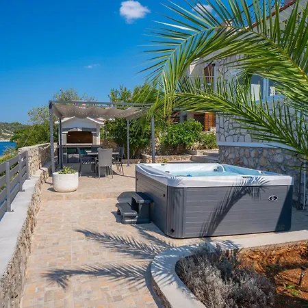 Beachfront Family-friendly House With Hot Tub Kanica - - 16304 Semesterbostad