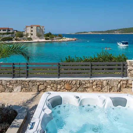Semesterbostad Beachfront Family-friendly House With Hot Tub Kanica - - 16304 *